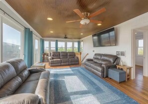 Smart TV - Gatsby’s Sky Level. Ocean Bay Park. 
Sleeps 12. Hot Tub + Ocean Views (Fire Island)