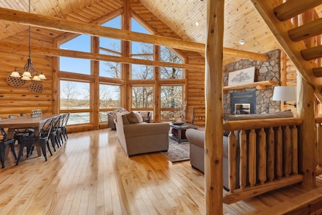 Smart TV, fireplace, DVD player, books. New Lakefront |Pontoon|GameRoom|Summer Fun Vibes
