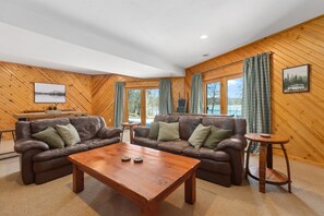 Smart TV, lareira, DVD player, livros