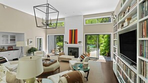 Een smart-tv en een open haard