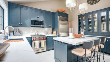 Een magnetron, een oven, een kookplaat, een koffiezetapparaat/waterkoker