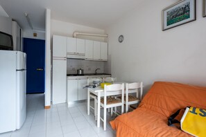 Studio, Balcony, City View | Living room