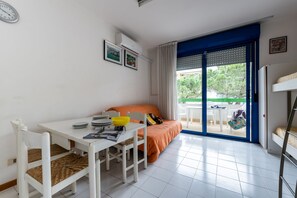 Studio, balcon, vue ville | Salle de séjour