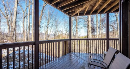 Serene 3-bedroom cabin in mtn with WiFi, Hottub, projector