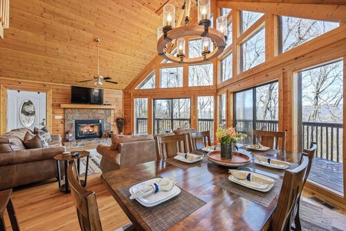 Smoky Mountain Escape: Theater Room, Hot Tub, Pool Table