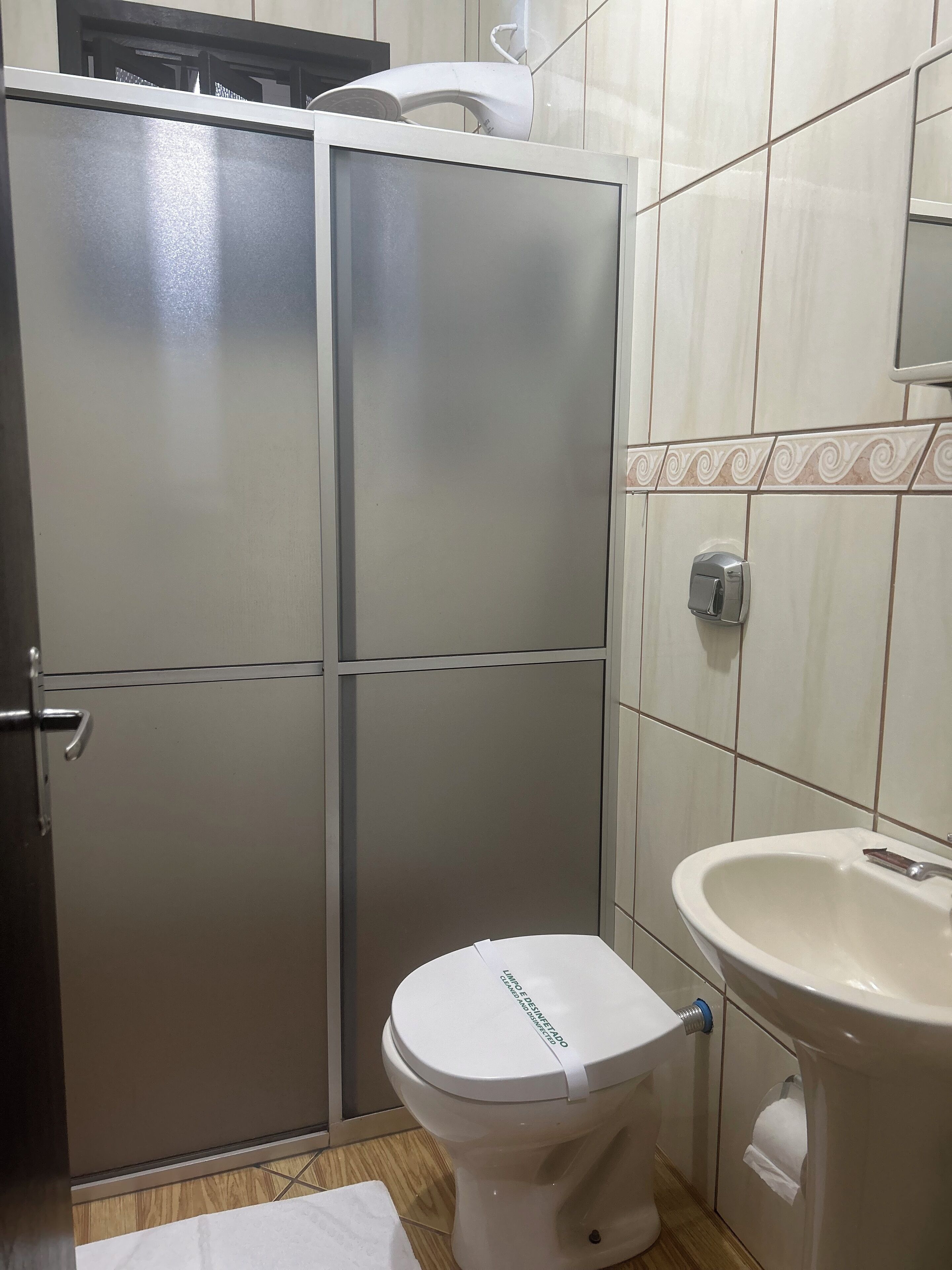 Un baño con inodoro, lavamanos y un armario.