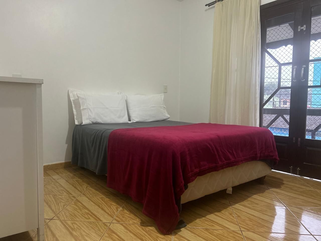 Apartamento luxo, vista para a cidade | Opções para refeição no quarto