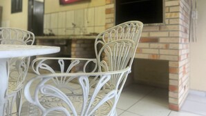 Un restaurante con sillas de metal blanco y suelo de baldosas.