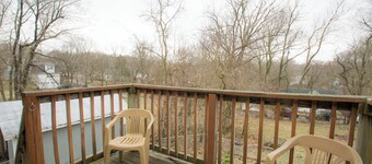 Charming 3-bedroom home just of the Ozark square!
