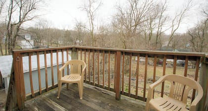 Charming 3-bedroom home just of the Ozark square!