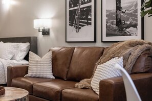 Una Smart TV, una chimenea, una oficina