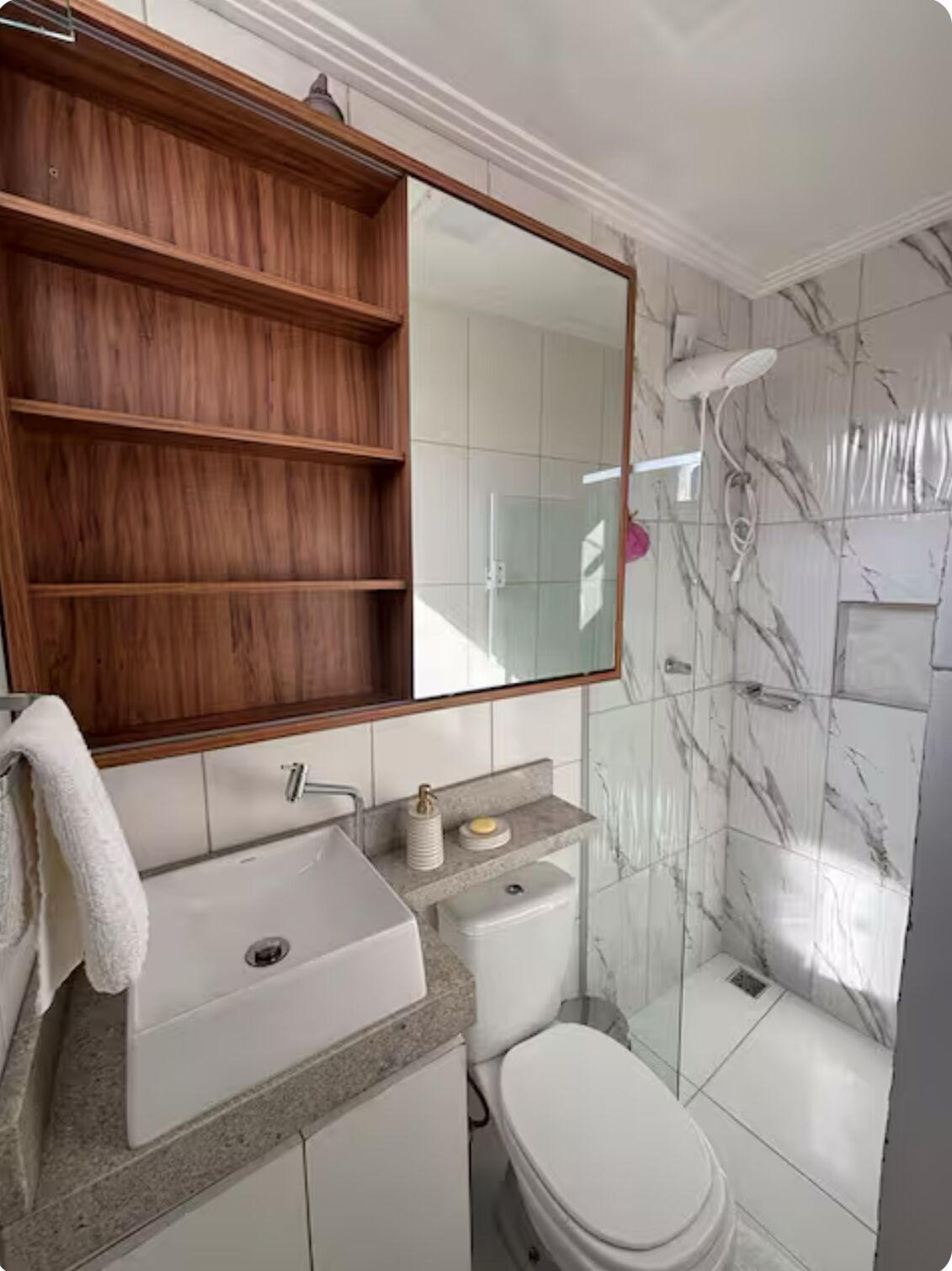 Dusche, Handtücher, Toilettenpapier
