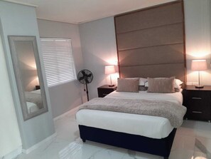 5 habitaciones, tabla de planchar con plancha, wifi y ropa de cama 
