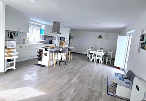 Jääkaappi, mikroaaltouuni, uuni, liesi