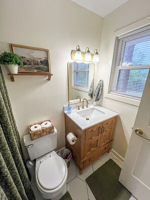 Haartrockner, Handtücher, Seife, Shampoo