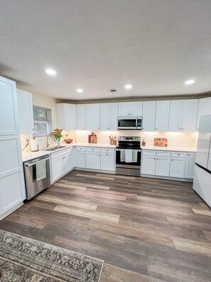 ثلاجة، ميكروويف، فرن، موقد طهي مسطح