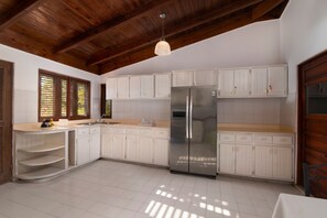 Fridge, oven, stovetop, coffee/tea maker