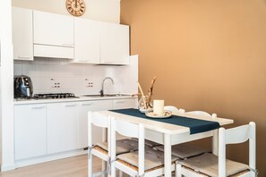 Dining room - Tastefully Furnished Flat With Lateral sea View (San Michele al Tagliamento)