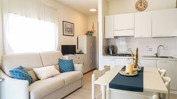 Studio, Balcony, Ocean View | Living room