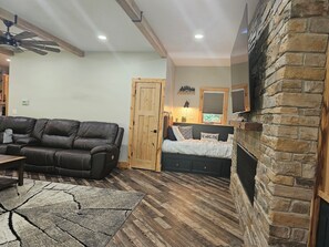 Smart TV, fireplace - Luxury Laurel Lake Retreat-Private Home Near Holly Bay w Fishing Pond EV CHARGER (London)