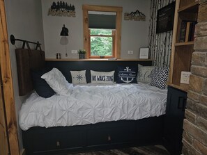 3 habitaciones, escritorio y tabla de planchar con plancha