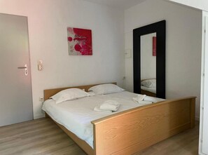 3 bedrooms, travel cot, free WiFi, bed sheets