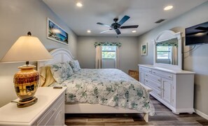 3 bedrooms, desk, iron/ironing board, WiFi - Private Bungalow with Screened Spa & Heated Pool (Cape Coral)