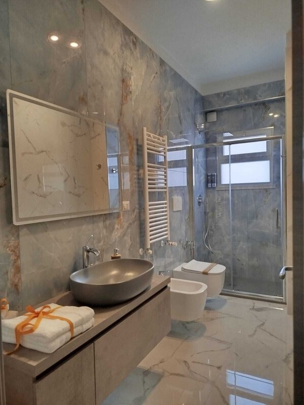 Dusche, Haartrockner, Bidet, Handtücher