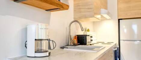 Geladeira, micro-ondas, fogão, cooktop