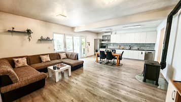 Älytelevisio, takka, videopelejä, pöytätennispöytä