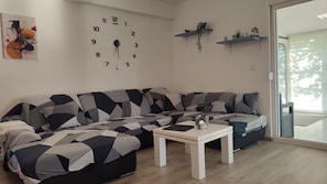Smart-TV, Kamin, Videospiele, Tischtennisplatte