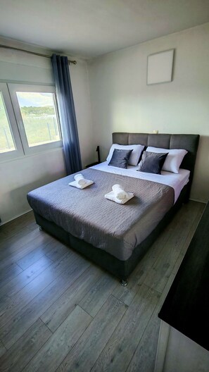 3 bedrooms, iron/ironing board, free WiFi, bed sheets