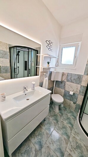 Dusj, hårføner, håndklær og såpe