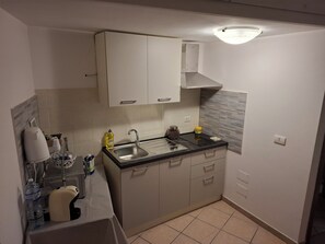 Deluxe-studio, parveke, kaupunkinäköala | Yksityinen keittiö | Minijääkaappi, mikroaaltouuni, liesi