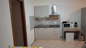 Classic-Studio, Balkon, Stadtblick | Eigene Küche | Mini-Kühlschrank, Mikrowelle, Herdplatte, Kochgeschirr/Geschirr/Besteck