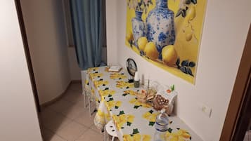 Deluxe-Studio, Balkon, Stadtblick | Speisen