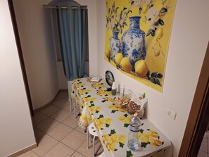 Deluxe-studio, parveke, kaupunkinäköala | Ruokailu