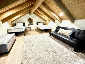 5 habitaciones, escritorio y tabla de planchar con plancha 