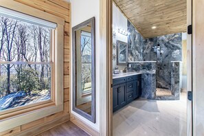 Dusche, umweltfreundliche Kosmetikartikel, Haartrockner, Bidet