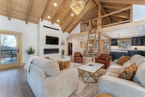 Smart TV, fireplace, video games, ping pong - Luxury log cabin with mountain & lake views - hot tub, mini-pickleball, and more (Black Mountain)