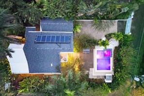 Ein Dach mit Solaranlage, Schwimmbecken und üppiger Bepflanzung.