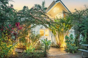 A modern house with a garden, a pathway, and a bench. - Ocean Gardens: Private Retreat, Private Pool & BBQ (Esterillos Oeste)