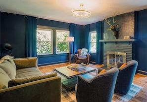 Smart TV, fireplace