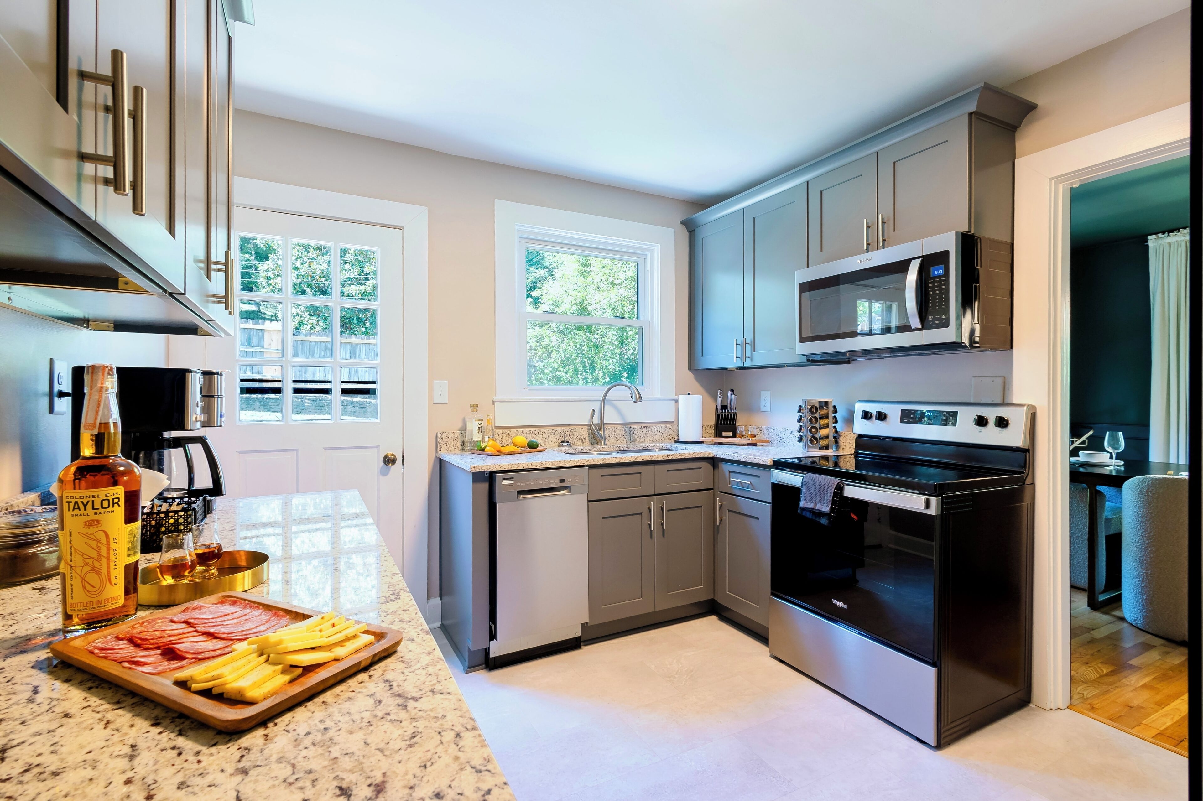 雪櫃、微波爐、焗爐、爐具