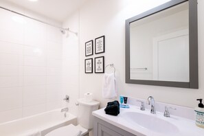 Secador de cabelo, toalhas de banho, sabonete, shampoo