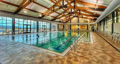 Fall Foliage - 2 King Beds - Golf Course View - Indoor Pool - Near Scenic Trails