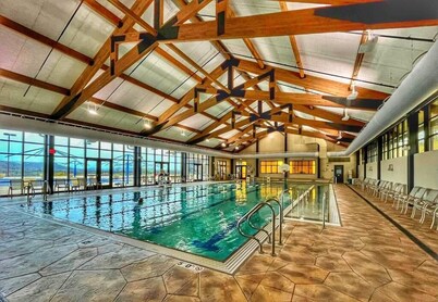 Fall Foliage Golf Views - King Beds- Fireplace- Indoor Pool- Near Scenic Trails