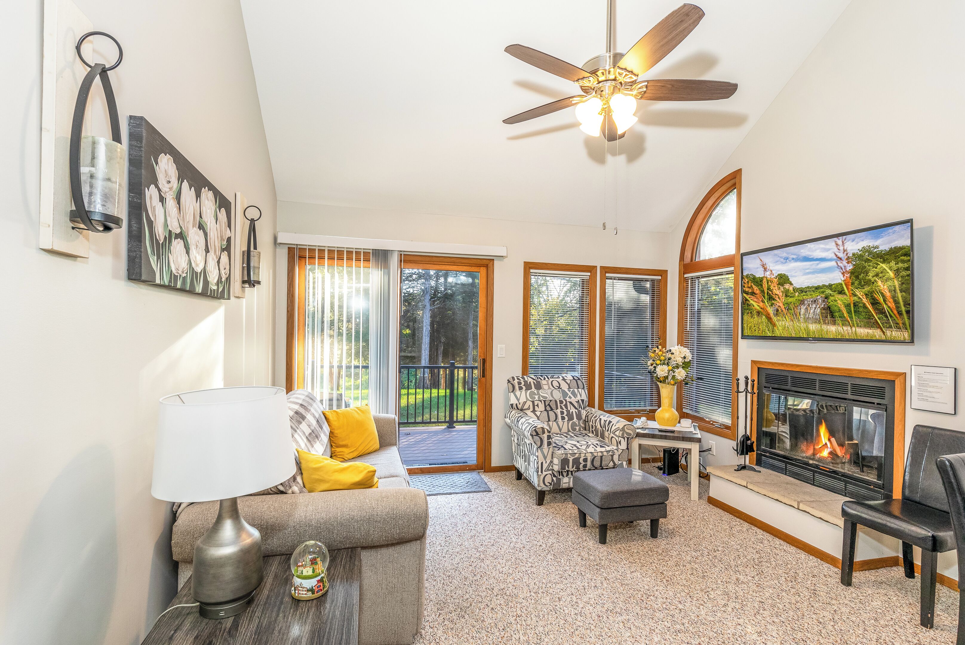 Smart TV, chimenea, futbolito y tenis de mesa 