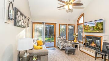 Smart TV, chimenea, futbolito, mesa de ping pong