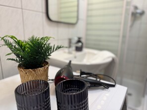 Dusche, Haartrockner, Handtücher, Seife